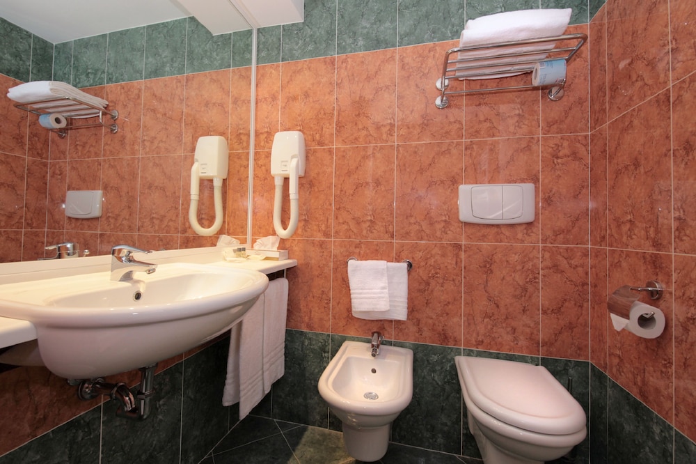 Standard Double or Twin Room - Photo 8