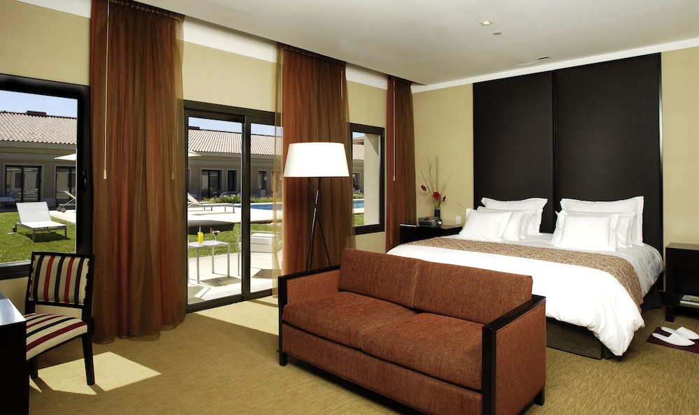 Superior Room, 1 King Bed, Pool View