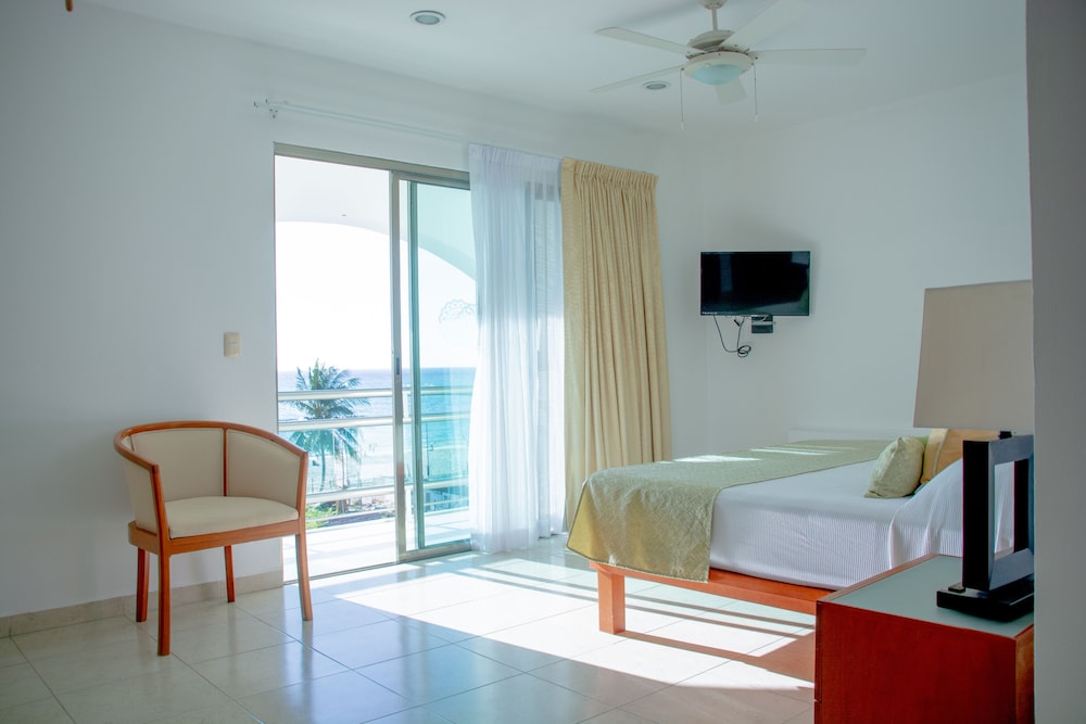 Junior Suite, 1 King Bed, Oceanfront - Photo 8