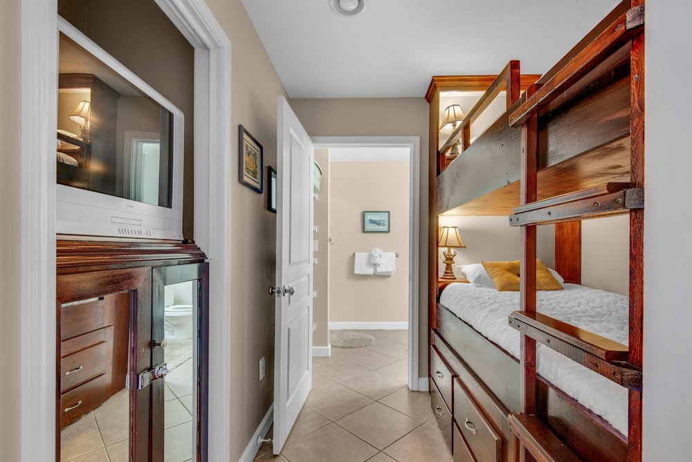 Condo, 1 King Bed with Sofa bed (Beach Resort 310)