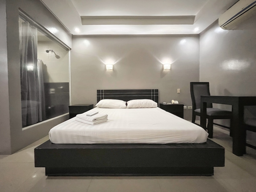 Deluxe Room, 1 Queen Bed, Refrigerator, Garden View photo 3