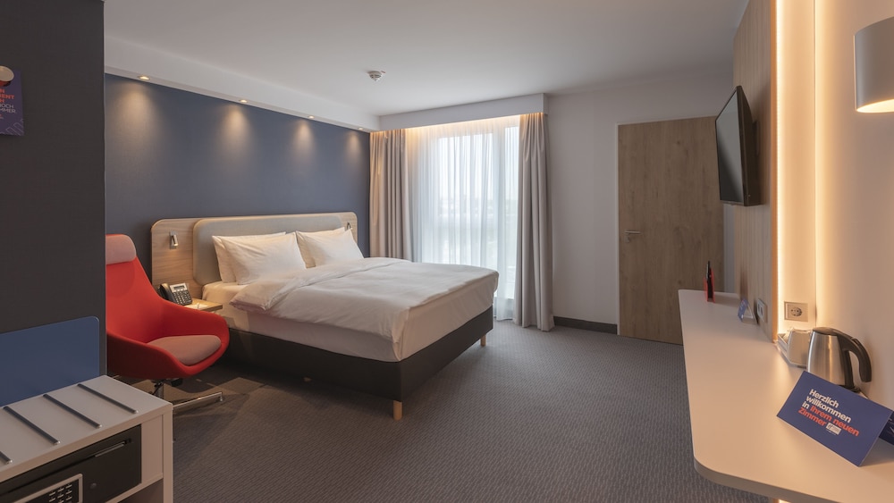 Standard Room, 1 Queen Bed - Photo 12