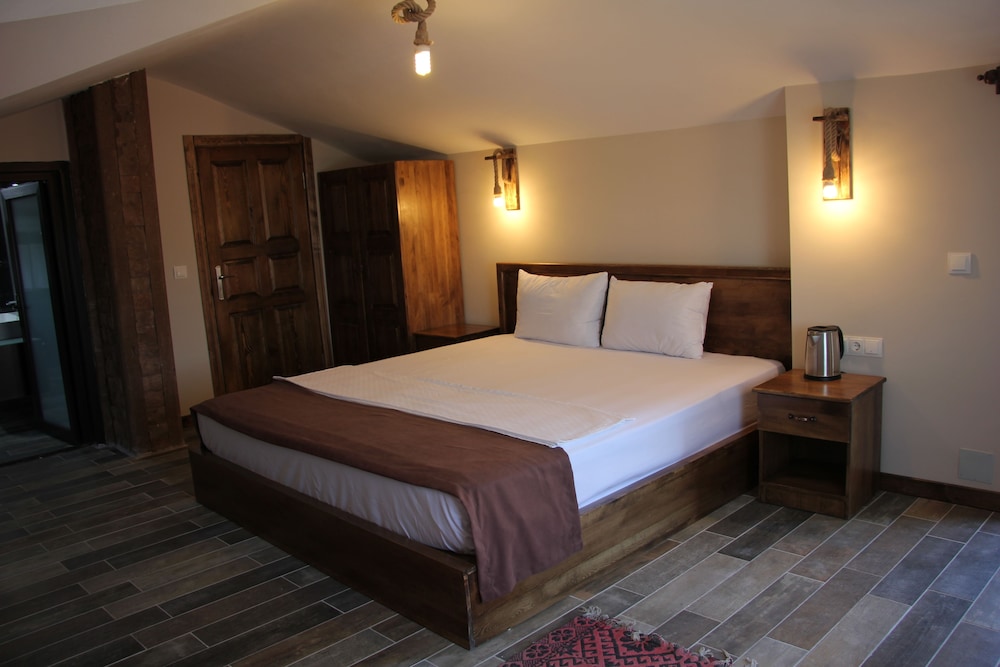 Junior Loft, 1 King Bed photo 1