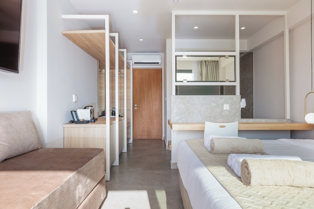 Superior Room with Private Pool - Photo 10