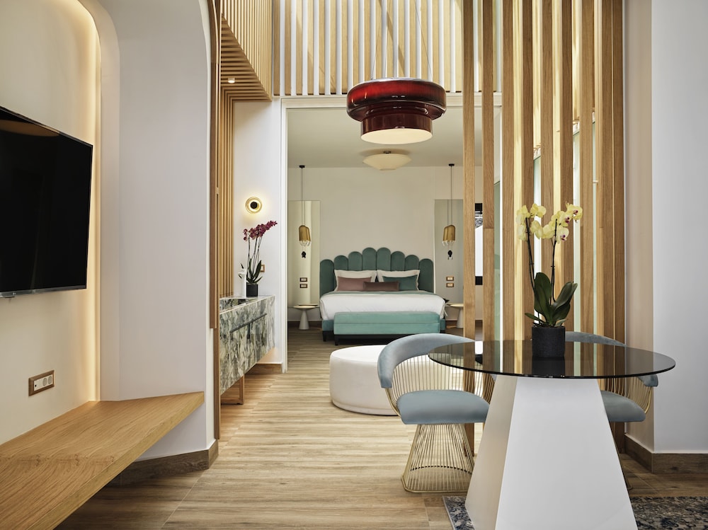 Honeymoon Suite with Sea View and Heated Pool - Photo 9