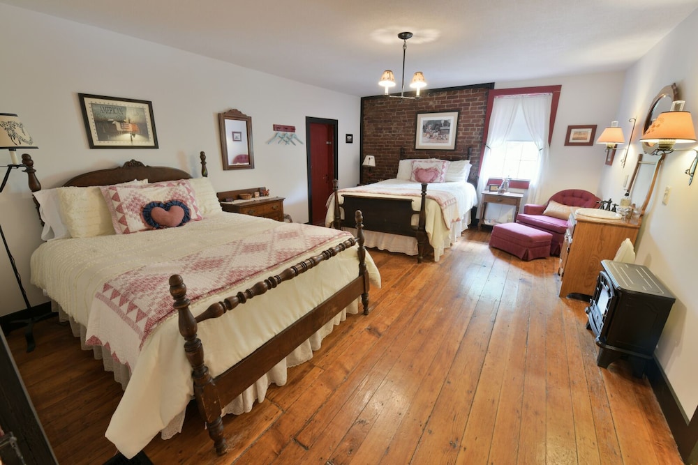Cardinal Room