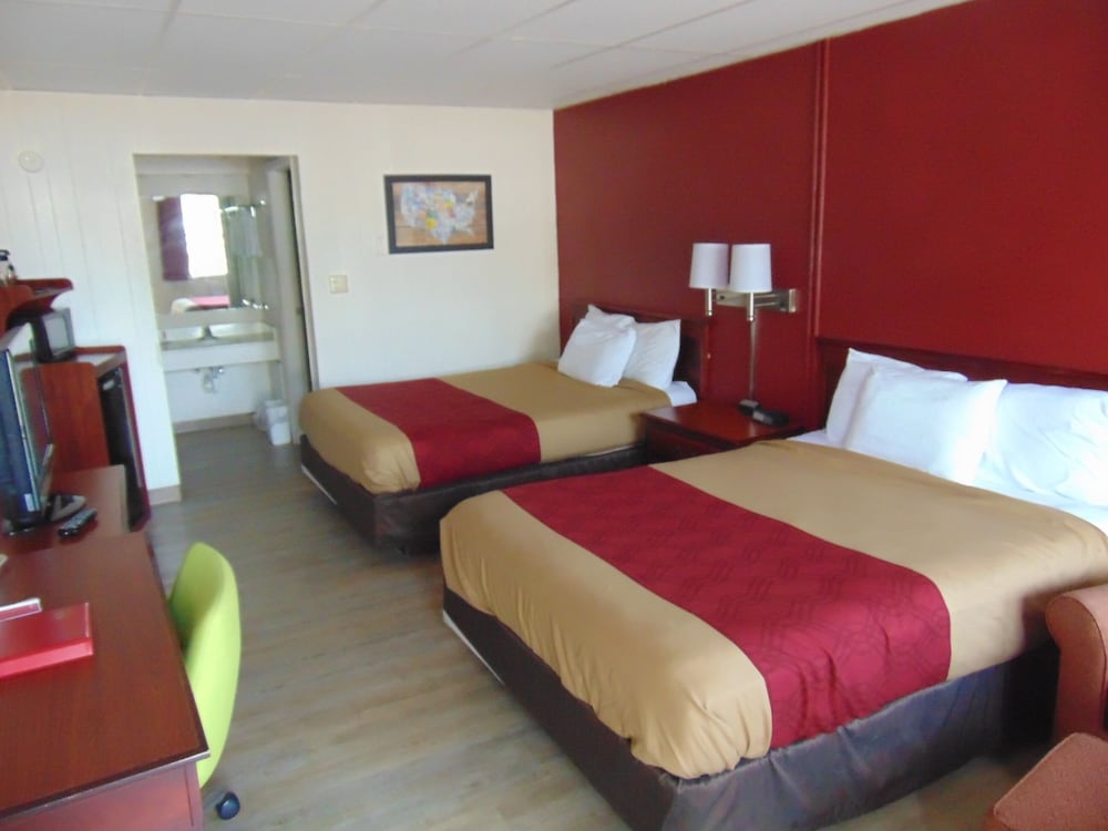 Room, 2 Queen Beds - Photo 8