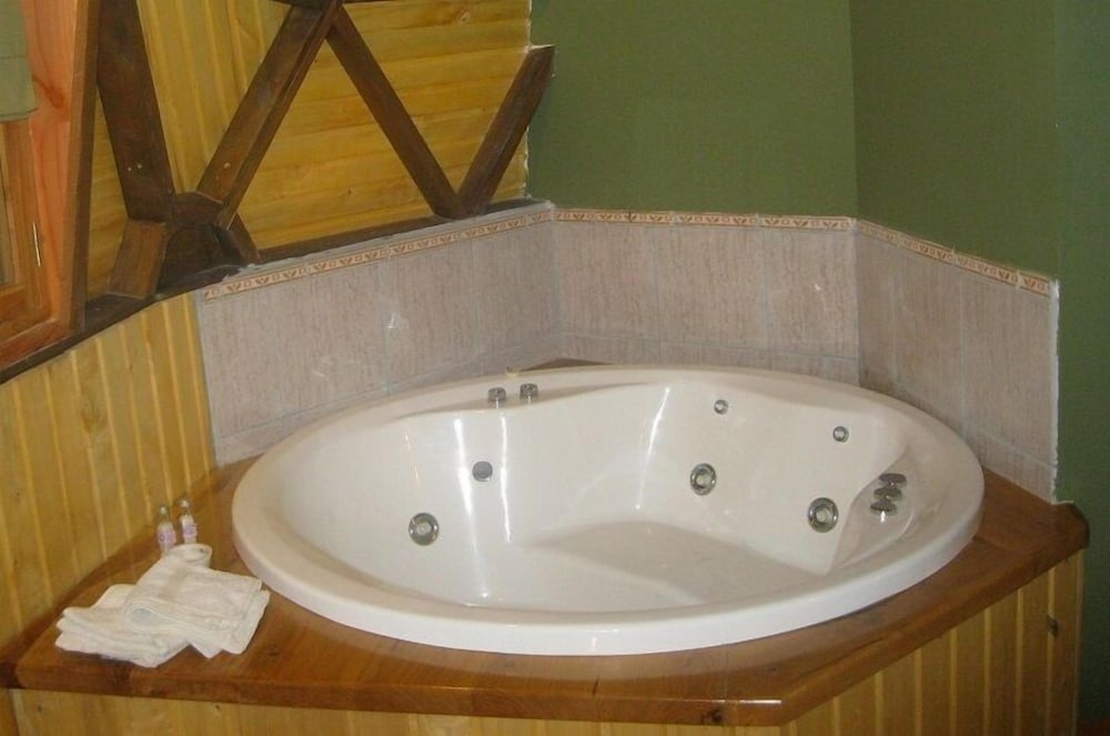 Cabin, Jetted Tub, Mountain View photo 3
