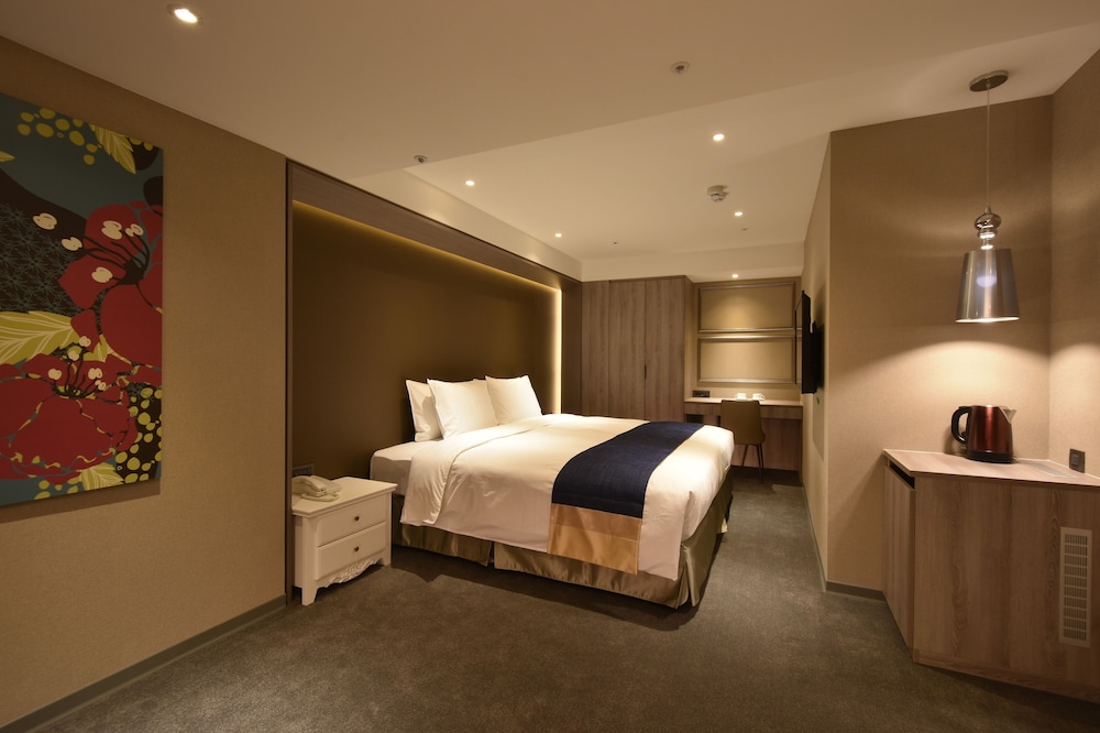 Standard Double Room, 1 King Bed, No Windows photo 3