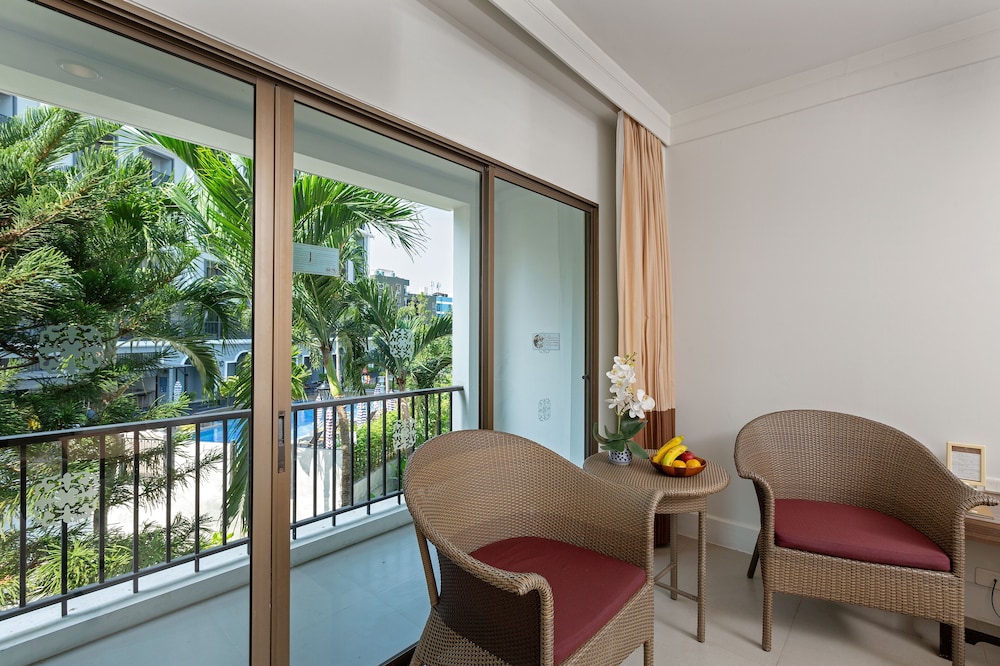 Deluxe Room, Pool View photo 3