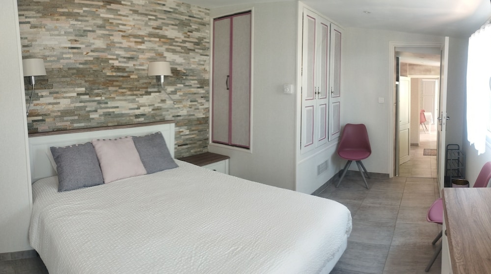 Villa - Photo 1