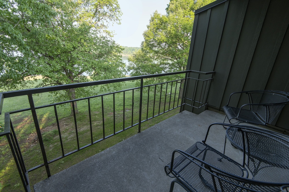 Executive Room, 1 King Bed, Balcony, Lake View photo 2