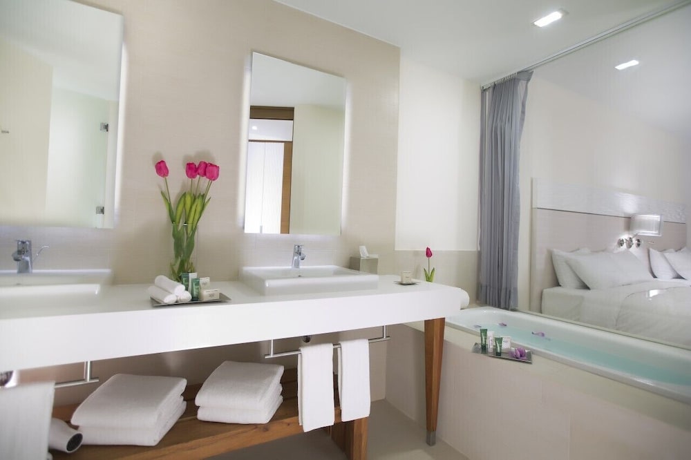 Jr. Suite Balcony King - Photo 2