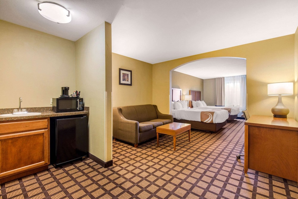 Suite, Non Smoking (2 Queen Beds and 1 Double Sofa Bed) - Photo 5