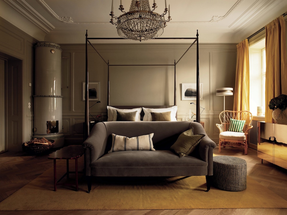 Suite, 1 King Bed, Garden View