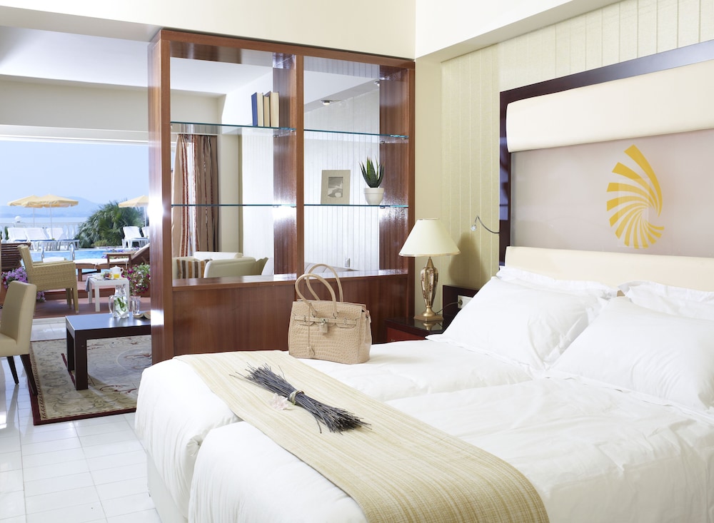 Junior Suite, Poolside