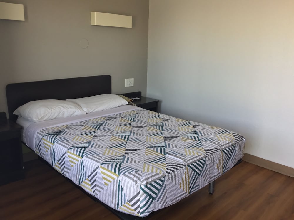 Standard Room, 1 Double Bed, Accessible, Non Smoking - Photo 4