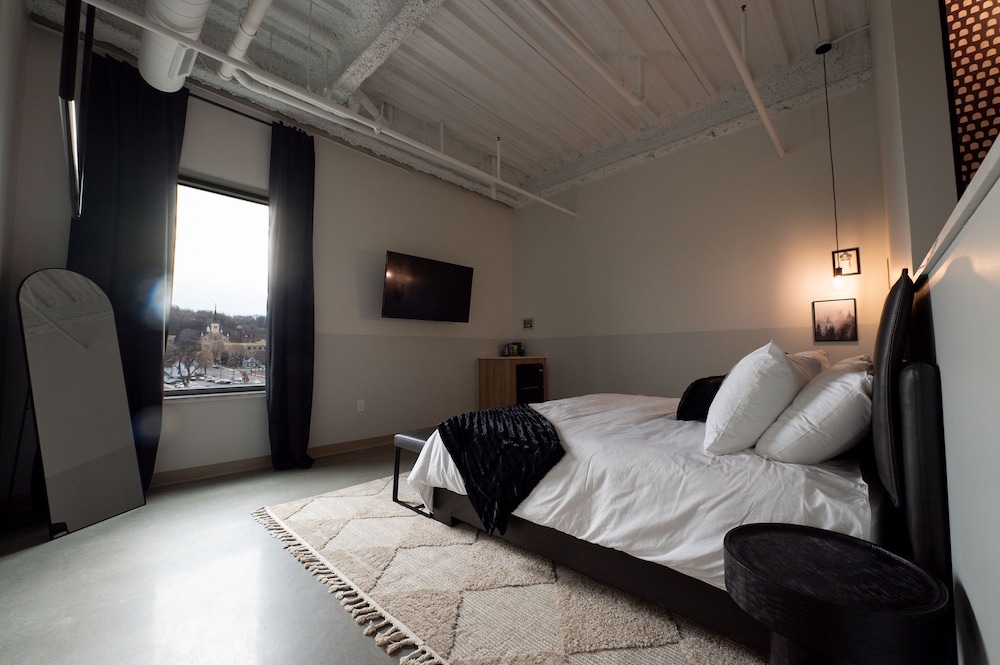 Room, 1 King Bed photo 2