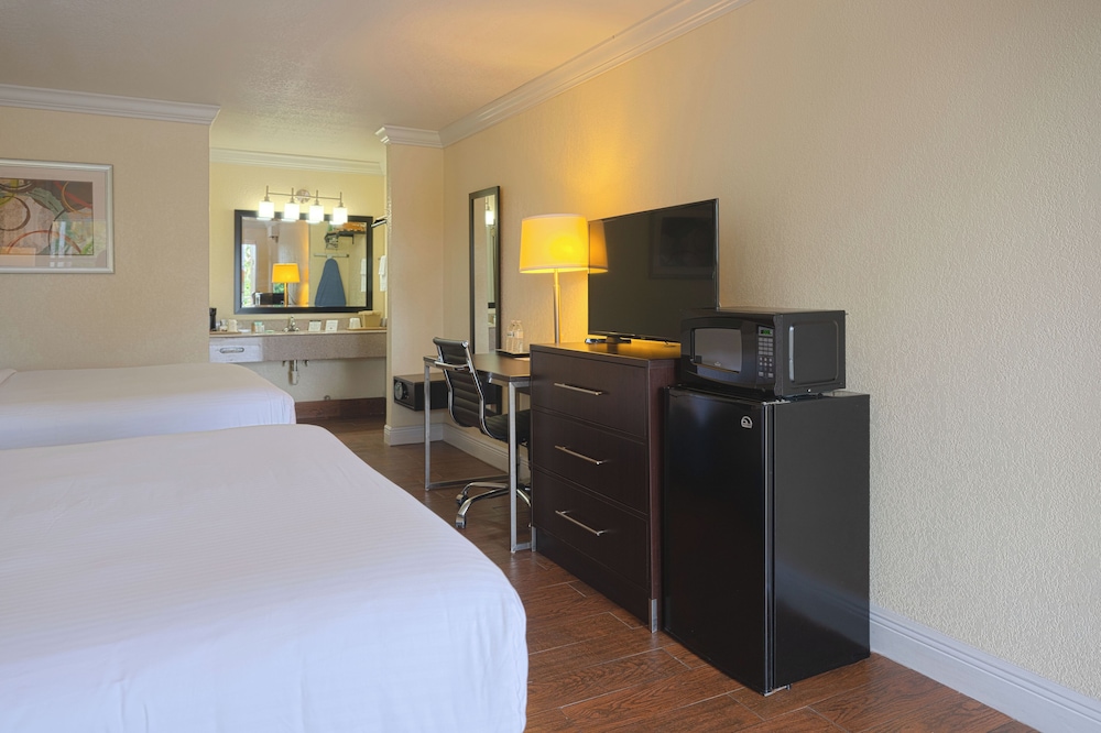 Premium Double Room, 2 Double Beds - Photo 14