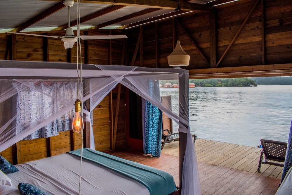 Deluxe Bungalow, Multiple Beds, Balcony, Ocean View (Overwater) photo 3