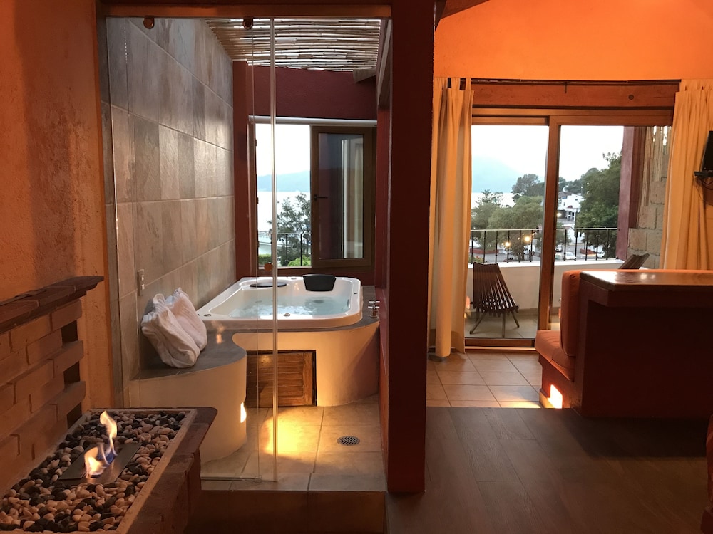 Premier Suite, 1 Queen Bed, Hot Tub, Lake View