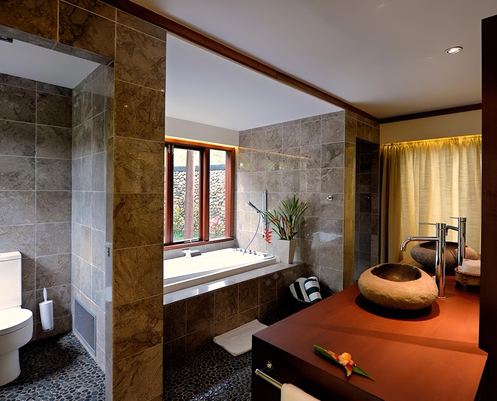 Beachfront Pool Suite photo 2