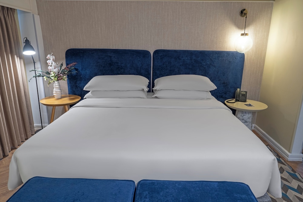 Premium Room, 1 King Bed, Non Smoking - Photo 5