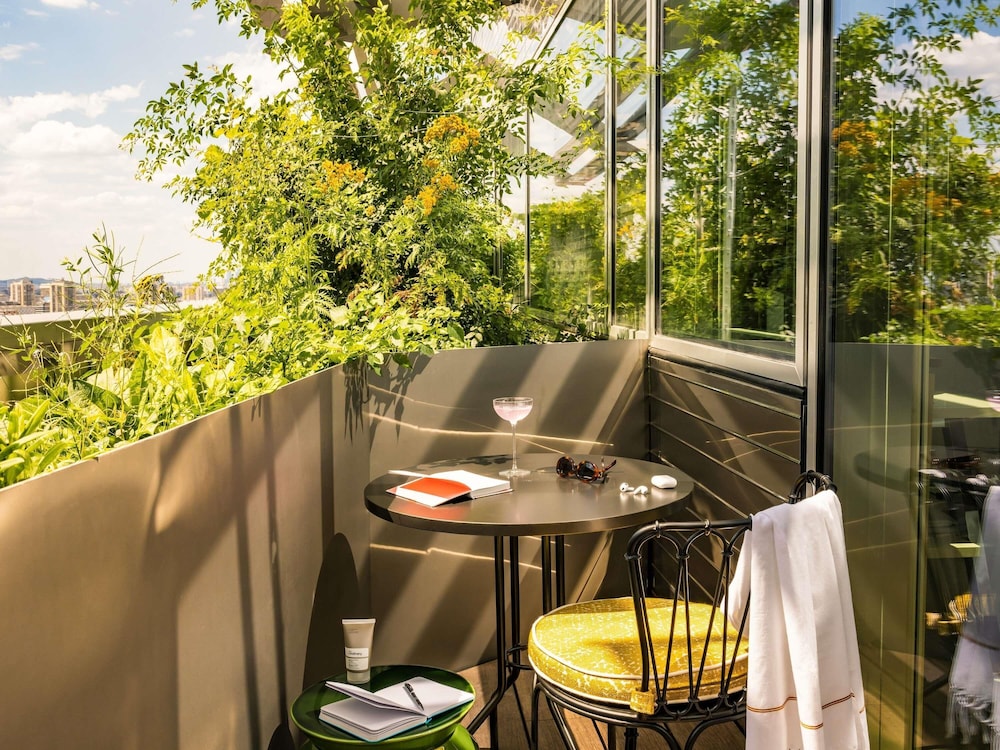 Deluxe Room, 1 King Bed, Terrace photo 2