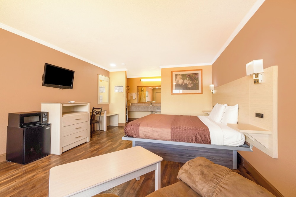 Standard Room, 1 King Bed With Sofa Bed, Non Smoking photo 3