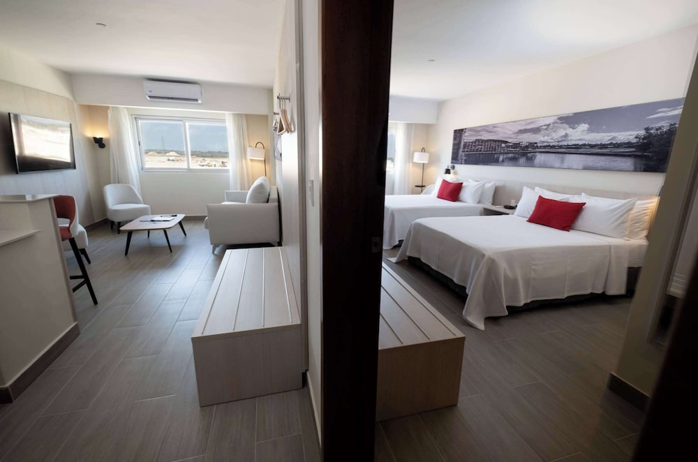 Business Suite, 2 Queen Beds, Non Smoking photo 1