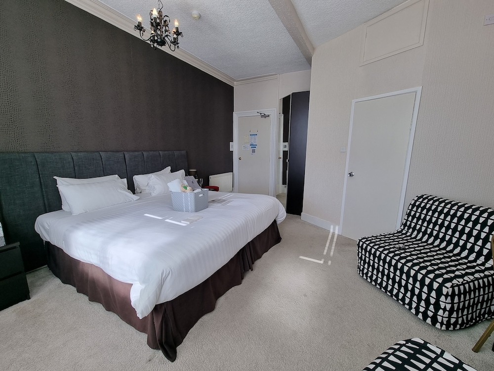 Double or Twin Room, Ensuite (The Deluxe Room) photo 2