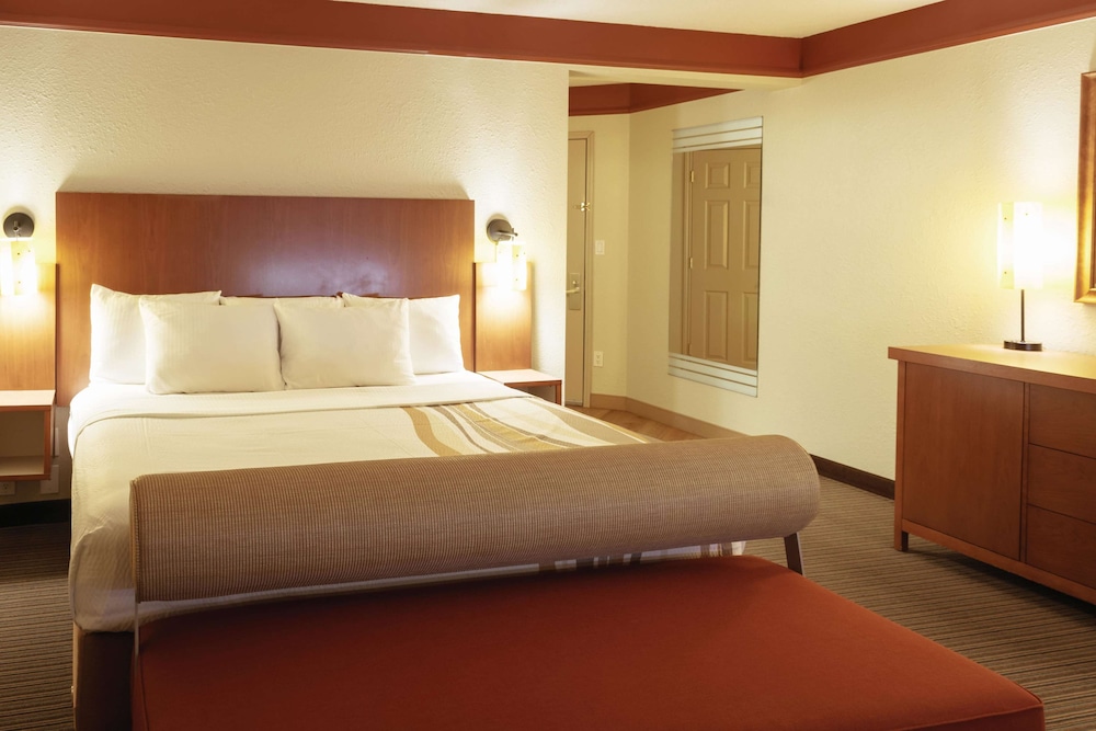 Room, 1 King Bed, Non Smoking - Photo 2