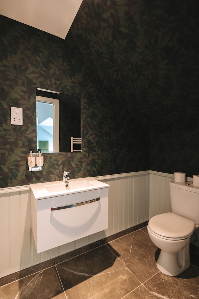 Carriage Cottage (Located in Hotel Courtyard) - Photo 3