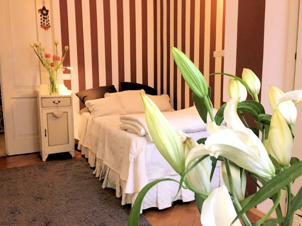 Comfort Single Room, 1 Large Twin Bed, Shared Bathroom (Fiori)