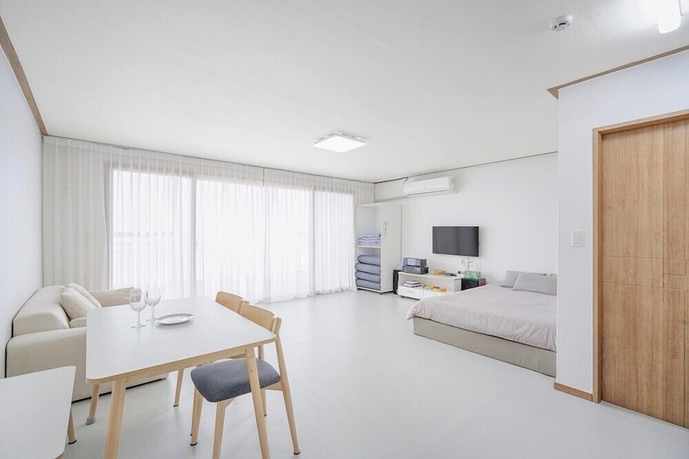 Room (Room 202)