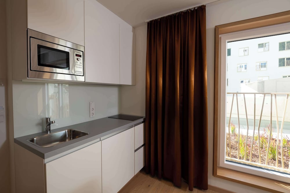 Standard Studio, 1 King Bed, Kitchenette, Annex Building photo 2