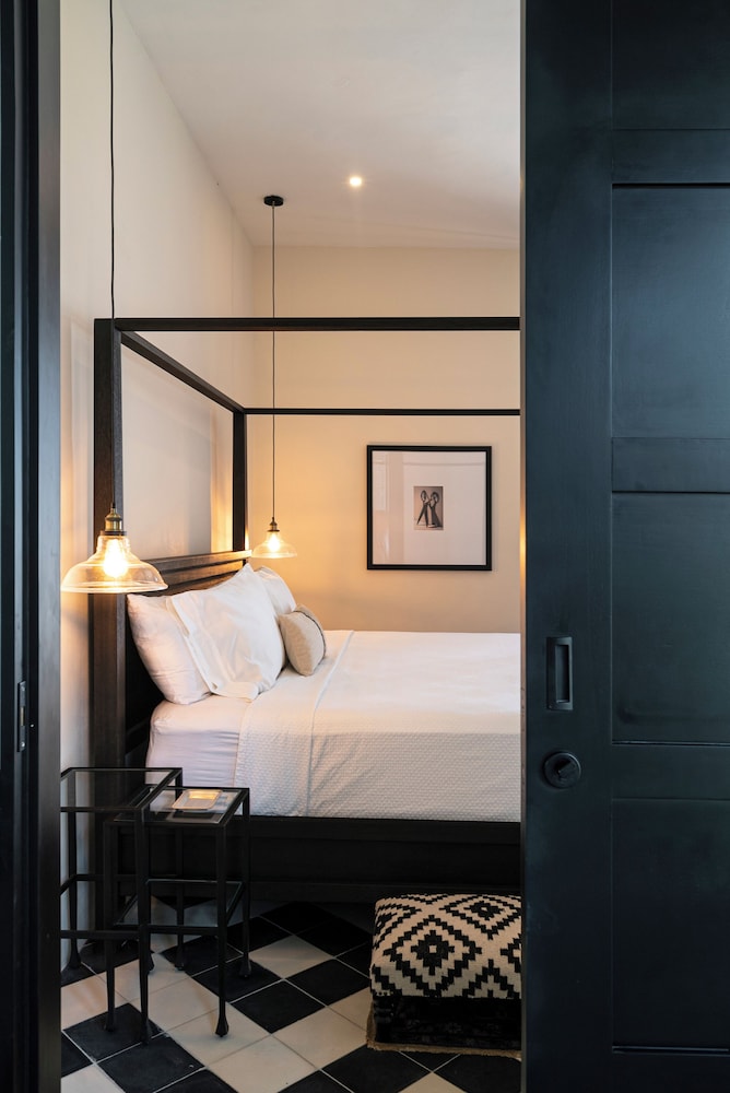 Luxury Room, 1 King Bed, Pool View photo 2