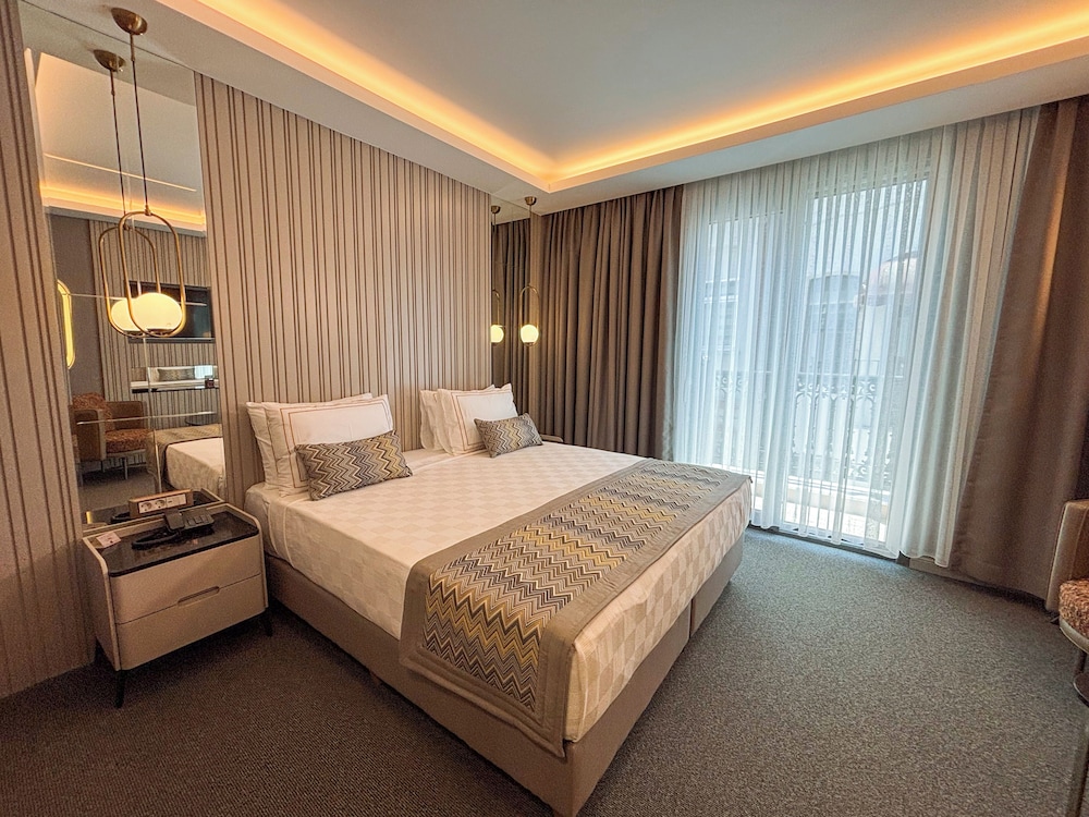 Premium Quadruple Room, City View photo 3