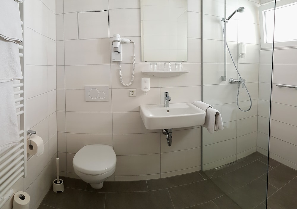 Basic Double or Twin Room photo 2