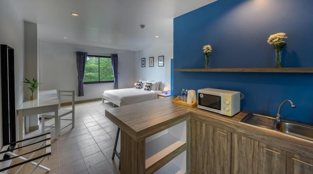 Deluxe Room, 1 King Bed, Pool View (Studio Pool View King) photo 3