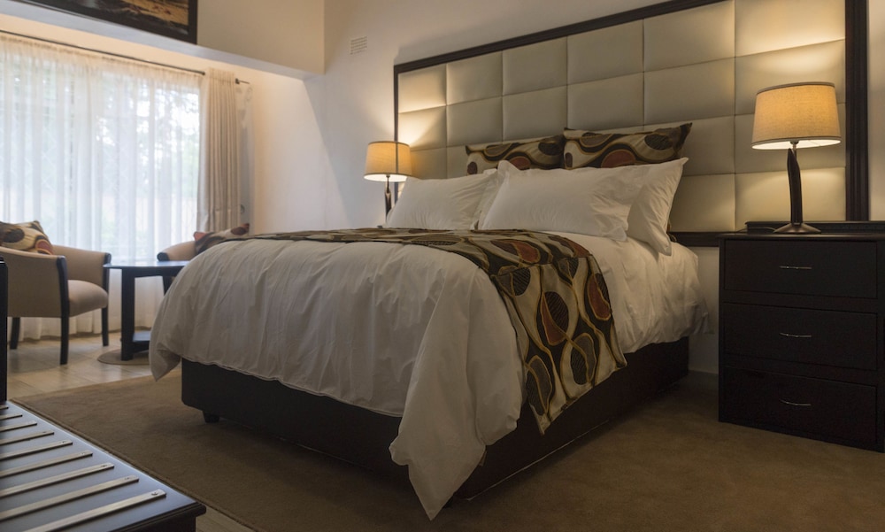 Deluxe Suite, 1 Queen Bed (Rhino/Chimpere)