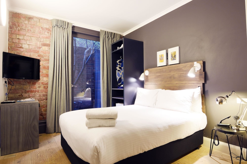 Standard Room, 1 Queen Bed, Non Smoking, Courtyard Area - Photo 2