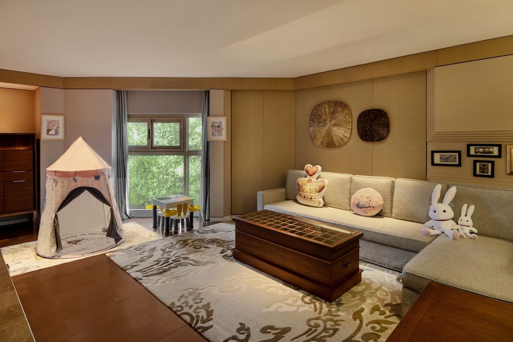 Family room, 1 King, Garden view