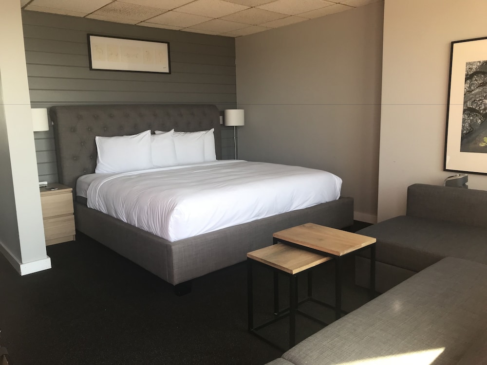 Premium Room, 1 King Bed, Lake View photo 1