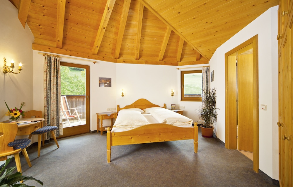 Economy Quadruple Room, 1 Bedroom, Balcony, Mountain View (Old Building) photo 2