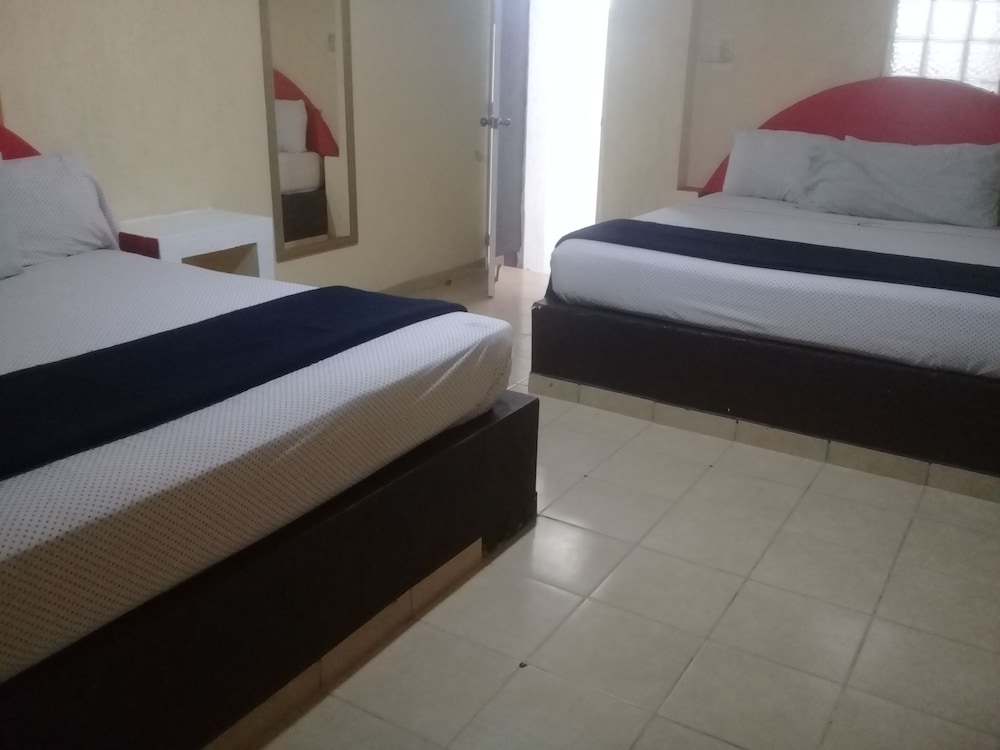 Standard Room (2 king)