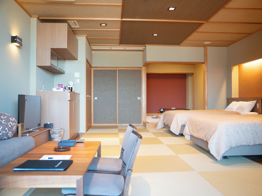 Japanese Western Style Room with Open-air bath - Photo 9