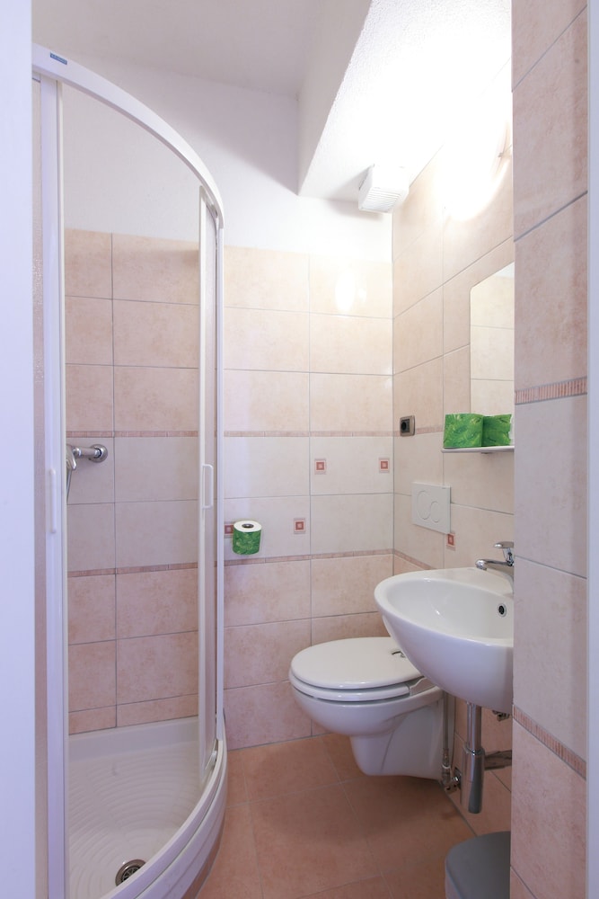Basic Double Room, 1 Queen Bed photo 3