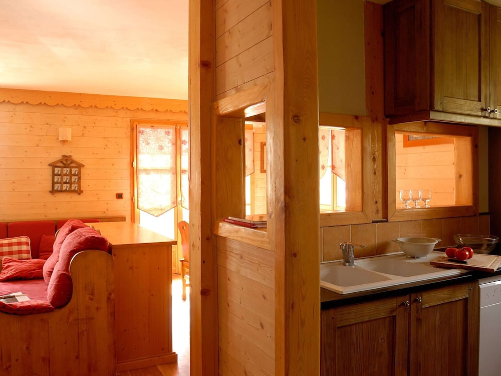 Classic Chalet, Multiple Bedrooms photo 2
