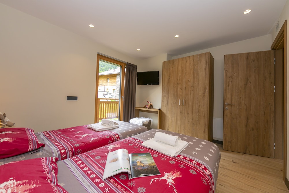 Family Apartment, Multiple Bedrooms (Casa Luminosa Ski in -Ski out 100m)